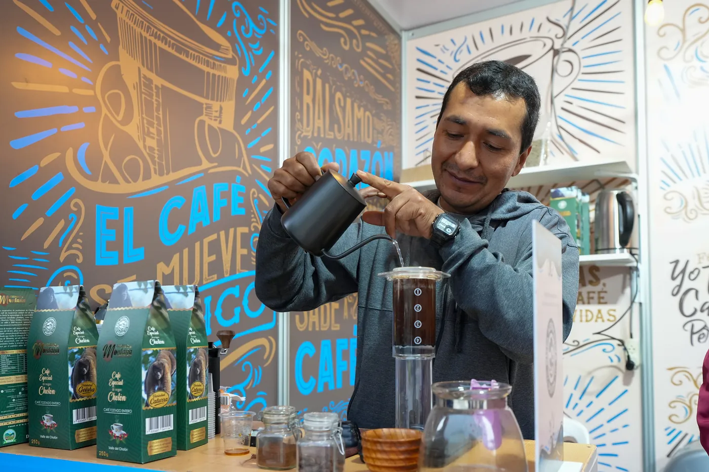 Productor preparando café en su stand del festival