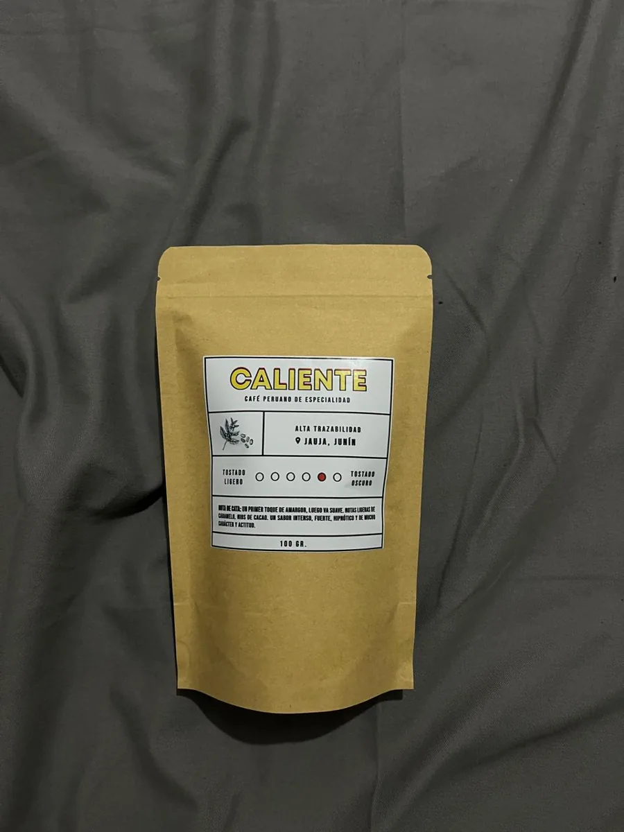 La primera bolsa de Caliente: bolsa kraft de 100 gramos con etiqueta blanca, café de especialidad de Jauja, Junín