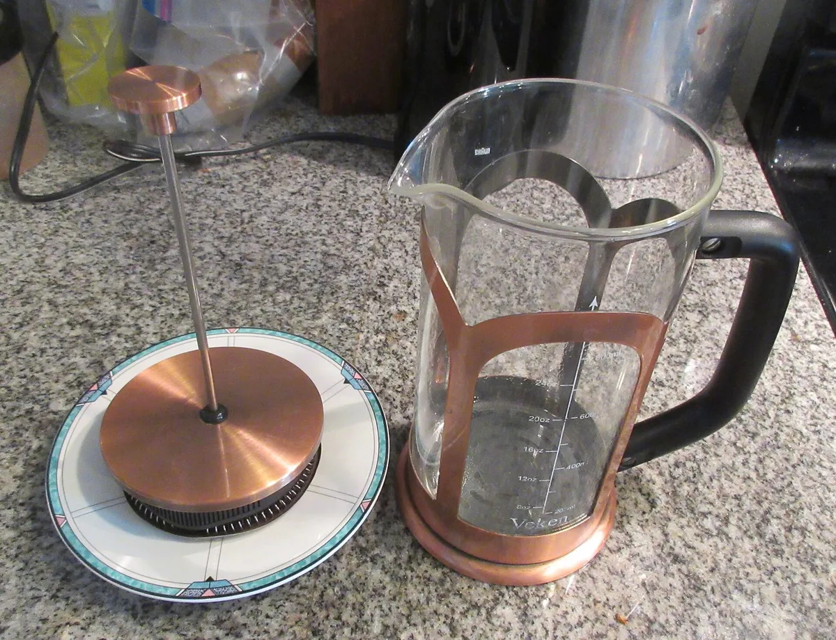 Café preparándose en una prensa francesa