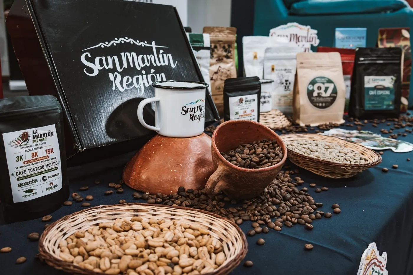 Stands de la I Expo Café San Martín 2026 en la Plaza de Armas de Moyobamba